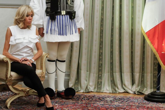 Φωτογραφίες: Με αμάνικο και τζιν παντελόνι η Μπριζίτ στην Αθήνα