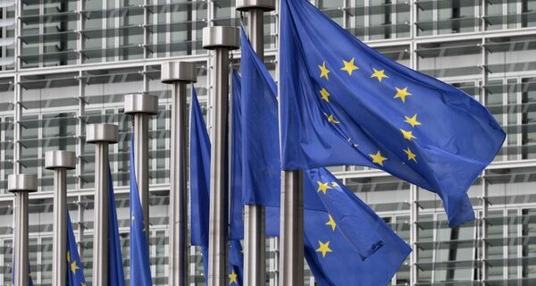 Με παραπομπή στο Ευρωπαϊκό Δικαστήριο απειλεί την Πολωνία η Κομισιόν για τη μεταρρύθμιση στη Δικαιοσύνη