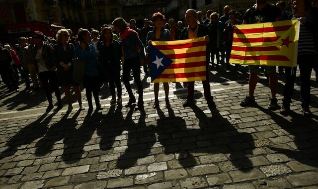 ‘Καζάνι που βράζει’ η Καταλωνία: Συγκρούσεις διαδηλωτών – αστυνομίας στη Βαρκελώνη
