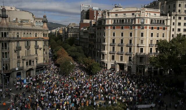 Βαρκελώνη: 40.000 άτομα πολιορκούν το συμβούλιο Οικονομικών