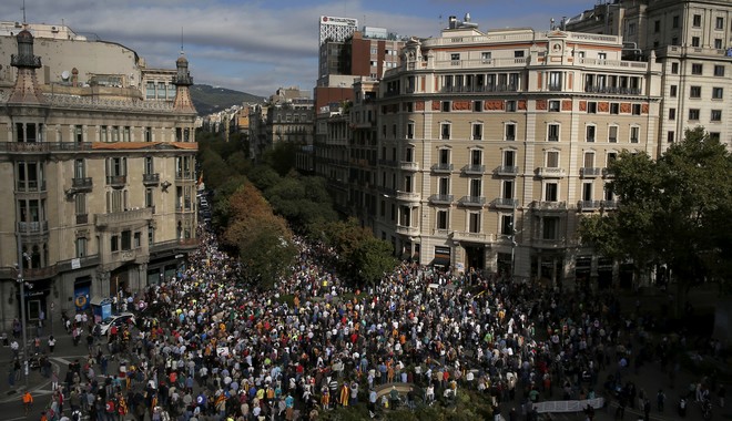 Βαρκελώνη: 40.000 άτομα πολιορκούν το συμβούλιο Οικονομικών