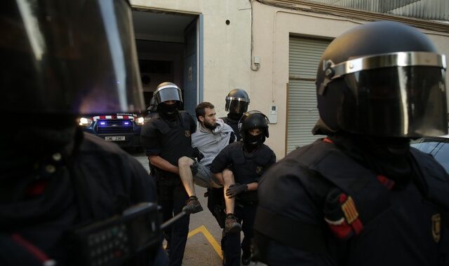 Έφοδος της ισπανικής Εθνοφυλακής στο ‘υπουργείο’ Οικονομικών της Καταλωνίας