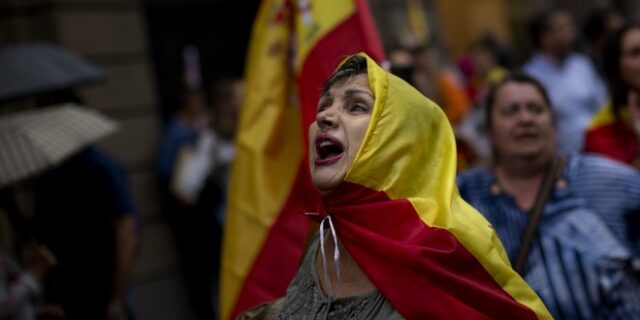 Καταλονία: Χιλιάδες διαδηλωτές στη Βαρκελώνη ενάντια στο δημοψήφισμα