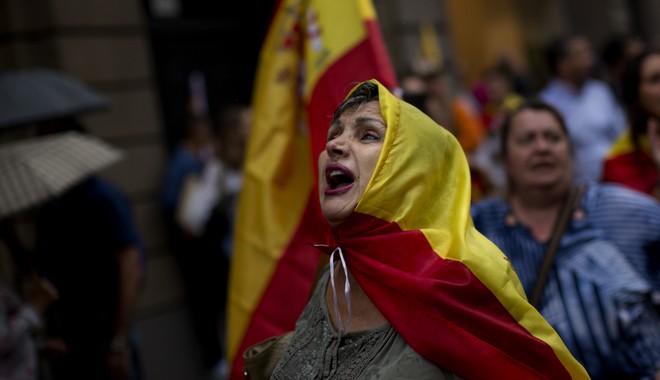 Καταλονία: Χιλιάδες διαδηλωτές στη Βαρκελώνη ενάντια στο δημοψήφισμα