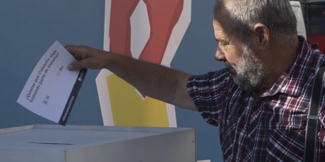 Καταλονία: Ψηφοφόροι κατέλαβαν εκλογικά τμήματα για να διασφαλίσουν το δημοψήφισμα