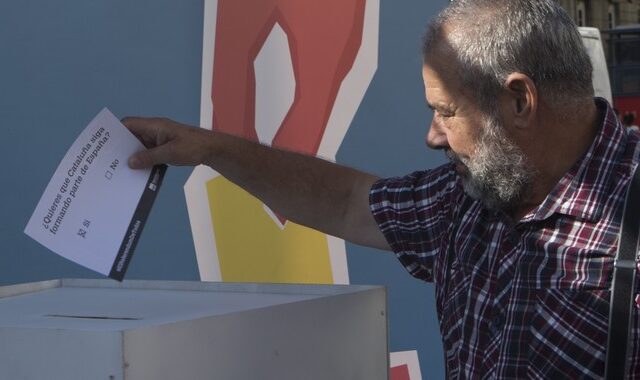 Καταλονία: Ψηφοφόροι κατέλαβαν εκλογικά τμήματα για να διασφαλίσουν το δημοψήφισμα