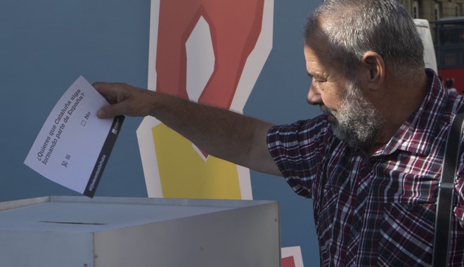 Καταλονία: Ψηφοφόροι κατέλαβαν εκλογικά τμήματα για να διασφαλίσουν το δημοψήφισμα