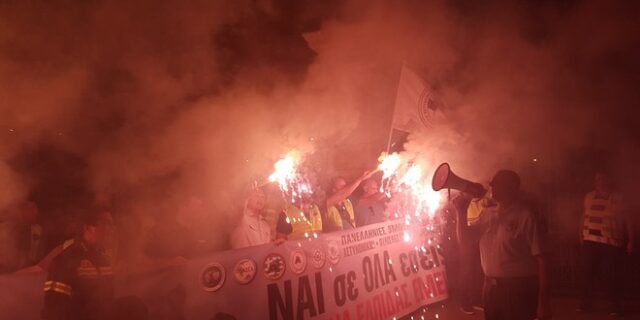 ΔΕΘ: Διαμαρτυρία ενστόλων με πυρσούς στο υπουργείο Μακεδονίας Θράκης