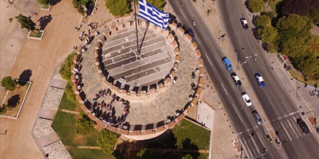 Το σύμβολο της ειρήνης σχημάτισαν πρόσφυγες στον Λευκό Πύργο