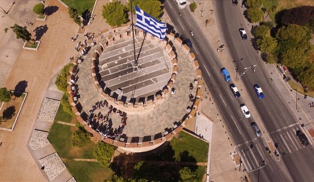 Το σύμβολο της ειρήνης σχημάτισαν πρόσφυγες στον Λευκό Πύργο