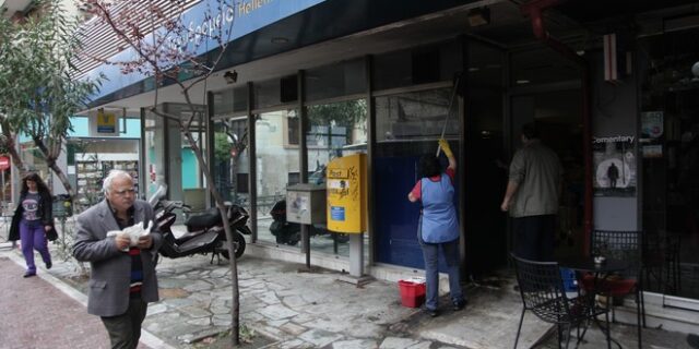 Εμπρηστική επίθεση με γκαζάκια στα ΕΛ.ΤΑ. Αμαρουσίου