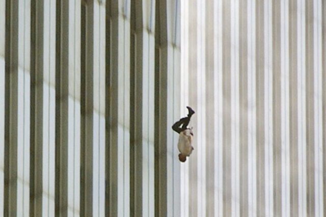 11η Σεπτεμβρίου 2001: Η ιστορία του Falling Man 16 χρόνια μετά την τραγωδία