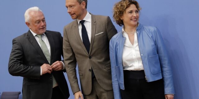 Αποχώρηση Σόιμπλε: Πανηγυρίζουν οι Φιλελεύθεροι