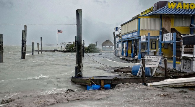 Τυφώνας Ίρμα: Τα πρώτα θύματα στη Φλόριντα. Απαγόρευση κυκλοφορίας στην Τάμπα