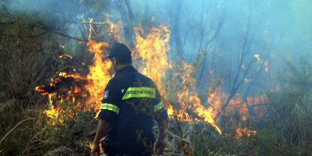 Μαίνονται οι πυρκαγιές σε Νεμέα και Καβάλα