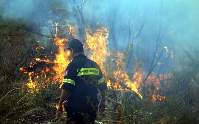 Μαίνονται οι πυρκαγιές σε Νεμέα και Καβάλα