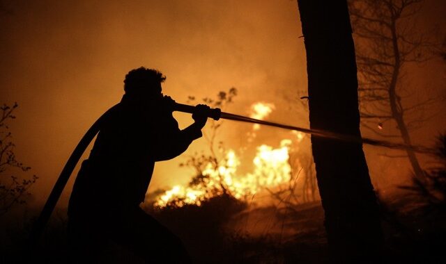 Ολονύχτια μάχη με τις φλόγες στη Μάκιστο. Κάηκε σπίτι