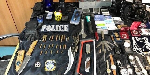 Σεσημασμένος έκλεβε ταυτότητες δημοσίων υπαλλήλων κι έκανε αναλήψεις