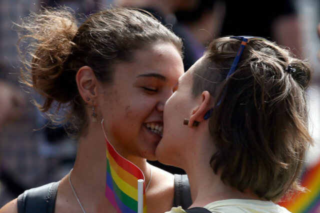 Σερβία: Η γκέι πρωθυπουργός που πήγε στο Pride και ο παπάς που ‘καθάρισε’ με αγιασμό τους δρόμους που πέρασε