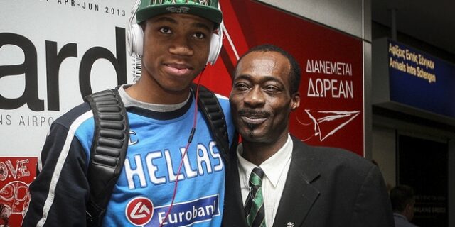 Το μήνυμα των Μιλγουόκι Μπακς στα ελληνικά: Προσευχόμαστε για τον Γιάννη Αντετοκούνμπο