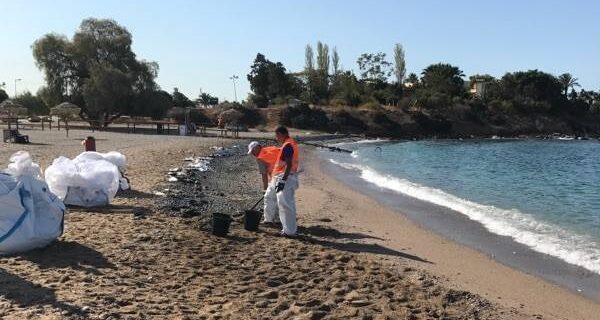 Μήνυση από τον δήμο Γλυφάδας για την πετρελαιοκηλίδα