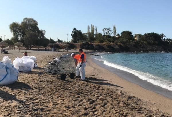 Μήνυση από τον δήμο Γλυφάδας για την πετρελαιοκηλίδα