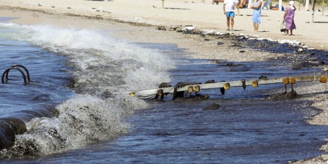 Στη Γλυφάδα έφθασε η ρύπανση. Πανστρατιά για τη σωτηρία του Σαρωνικού