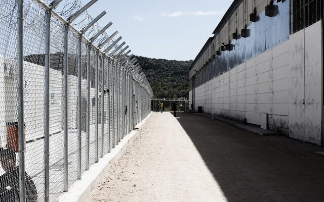 Σάμος: Βρήκαν λοστούς, μαχαίρια, και καδρόνια μέσα στο Hotspot