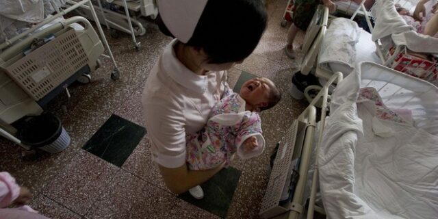 Σοκ: Εγκατέλειψε στο χειρουργείο το μωρό της που πάσχει από καρκίνο