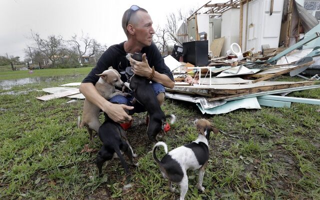 Τυφώνας Μαρία: Πατέρας κινδύνευσε 4 φορές να πνιγεί για να σώσει τα κατοικίδιά του