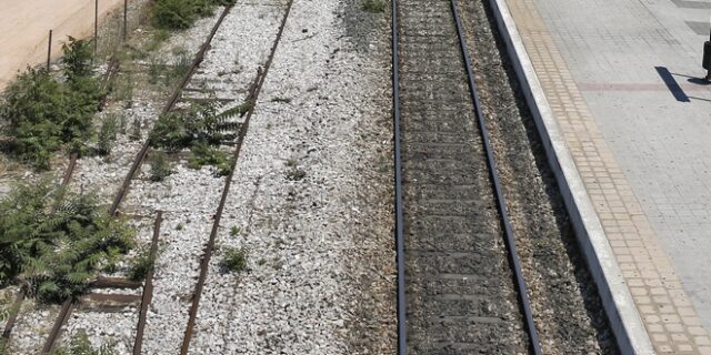 Σε κρίσιμη κατάσταση 15χρονος. Έπαθε ηλεκτροπληξία, βγάζοντας φωτογραφία σε βαγόνι