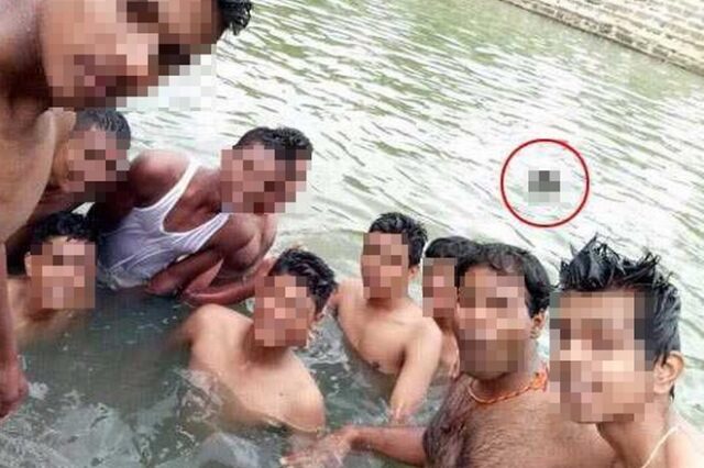 Μαθητές βγάζουν περιχαρείς selfie, ενώ πίσω τους πνίγεται φίλος τους