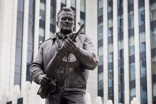 Το άγαλμα του Καλάσνικοφ κρατούσε λάθος όπλο