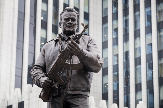 Το άγαλμα του Καλάσνικοφ κρατούσε λάθος όπλο