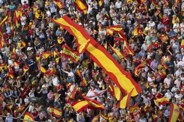 Δημοψήφισμα στην Καταλονία: Διαδηλώσεις υπέρ της ενότητας σε πόλεις της Ισπανίας