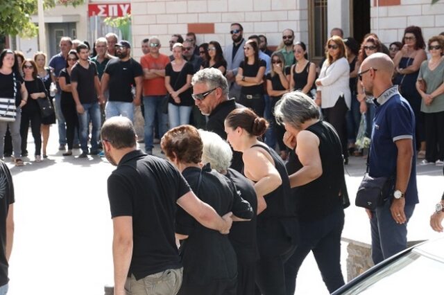 Ηράκλειο: Έσπασαν καρδιές στην κηδεία της 33χρονης μητέρας