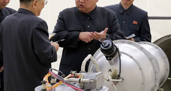 Τηλεφωνική συνομιλία Τραμπ, Μακρόν, Άμπε για τις κυρώσεις στην Β. Κορέα