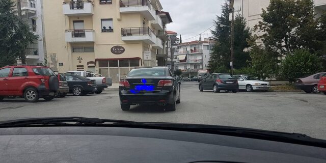 Πάρκαρε το αυτοκίνητο στη μέση του δρόμου, το κλείδωσε κι έφυγε