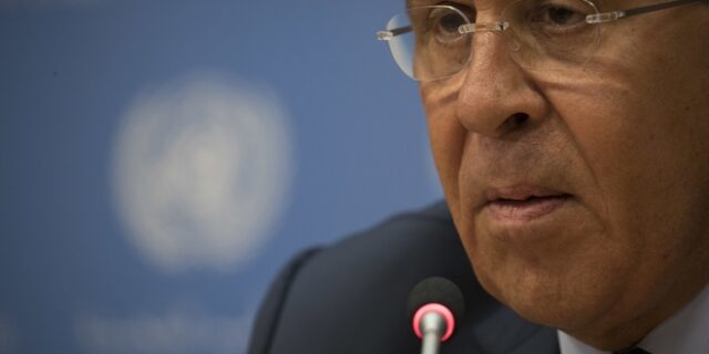 Λαβρόφ σε ΗΠΑ: ‘Μη συγκρίνετε το Ιράν με τη Β. Κορέα’