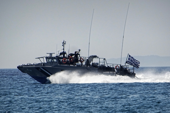 Εντοπίστηκε λέμβος με πρόσφυγες στις Οινούσσες- Συνελήφθη ο διακινητής τους