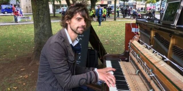 Έδειραν τον μουσικό που ορκίστηκε να παίζει πιάνο μέχρι να γυρίσει η πρώην του