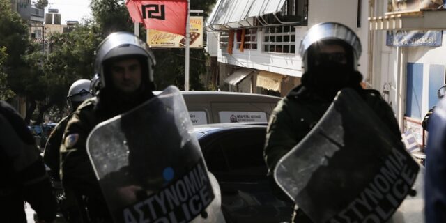 Επίθεση διαδηλωτών στα γραφεία της Χρυσής Αυγής Περάματος και σε σωματείο της ναυπηγοεπισκευαστικής