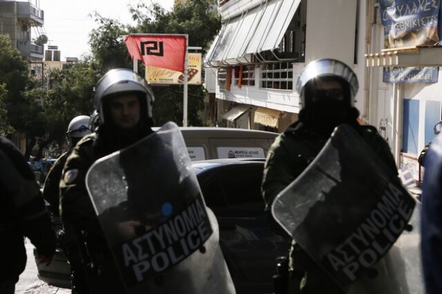 Επίθεση διαδηλωτών στα γραφεία της Χρυσής Αυγής Περάματος και σε σωματείο της ναυπηγοεπισκευαστικής