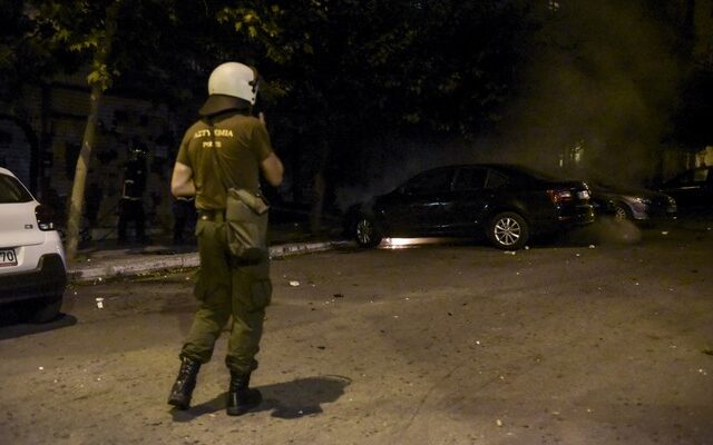 Μολότοφ στο Πολυτεχνείο – Εισβολή και ζημιές σε ακυρωτικά μηχανήματα στο μετρό Αγ. Δημητρίου