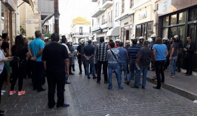 Ρέθυμνο:Ένταση και συλλήψεις κατά τη διάρκεια κατάσχεσης καταστήματος