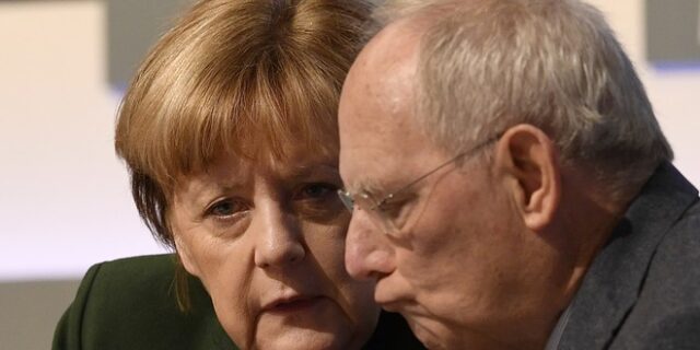La Repubblica: Η Μέρκελ μπαίνει σε πειρασμό να ‘θυσιάσει’ τον Σόιμπλε