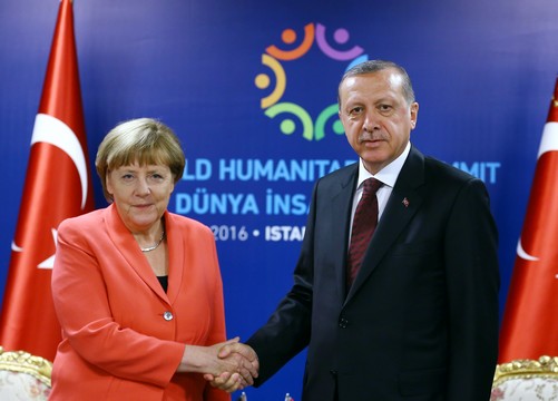Deutsche Welle: Το Βερολίνο βάζει ‘φρένο’ στις ενταξιακές διαπραγματεύσεις με την Τουρκία;