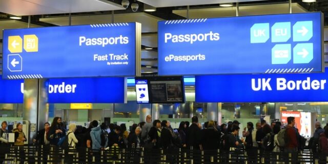 Guardian: Μείωση του αριθμού των Ευρωπαίων μεταναστών, σκέφτεται η Βρετανία