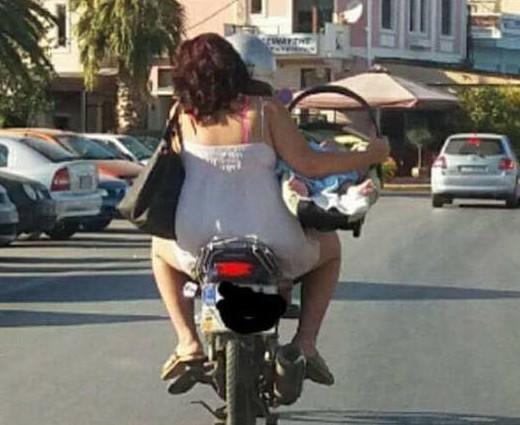 Φωτογραφία σοκ από τη Μυτιλήνη: Βρέφος σε παιδικό καθισματάκι πάνω σε μηχανάκι