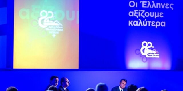 Ο Μητσοτάκης που κοιτάζει και αριστερά και δεξιά